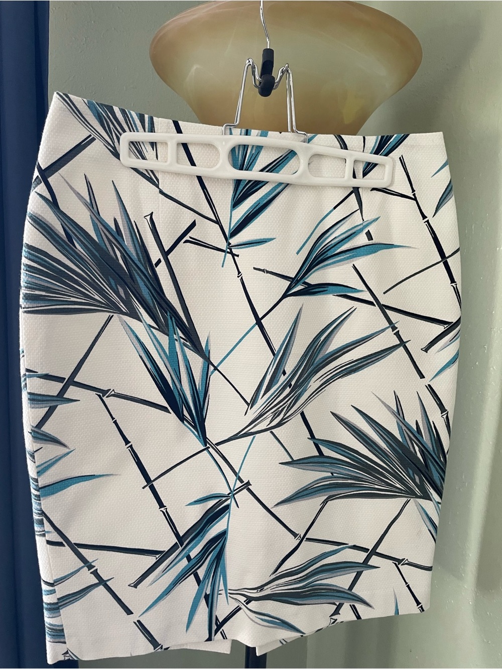 White House Black Market White Pencil Skirt with Teal & Navy Palm Print Size 4